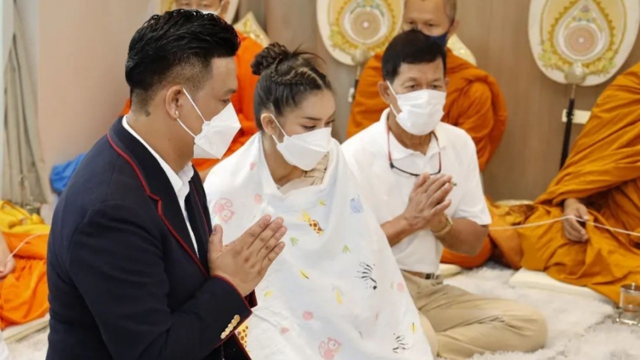 ใหม่ สุคนธวา เคลียร์ปมให้นมลูกต่อหน้าพระ ลั่นอย่าโง่ ให้มากทารกกินนมขวดไม่ได้