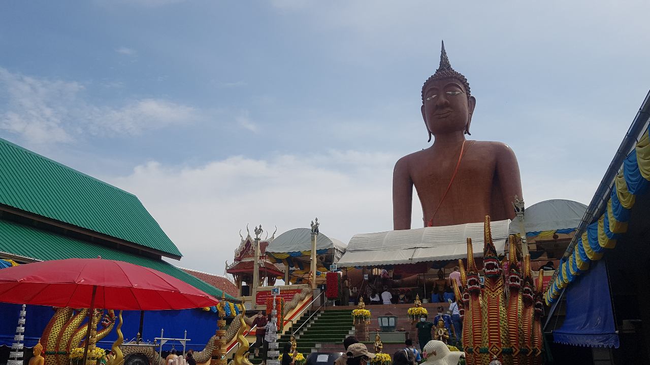 คอหวยขอพร "หลวงพ่อสมหวัง" ก่อนเขย่าเซียมซีลุ้น "เลขเด็ด" เสี่ยงโชคงวดนี้