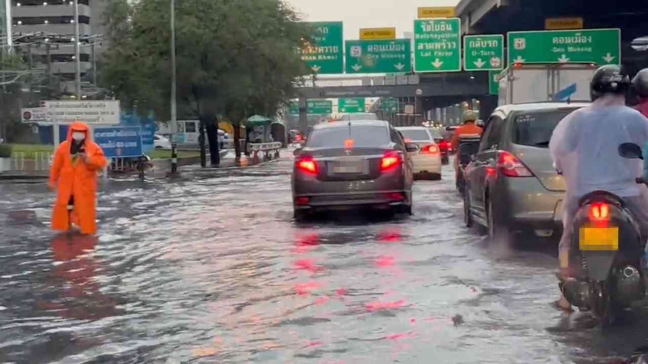 ฝนตกกว่าชั่วโมง น้ำท่วมถนนหลายจุด แนะเลี่ยงเข้าวงเวียนบางเขน-ถนนเทพรักษ์