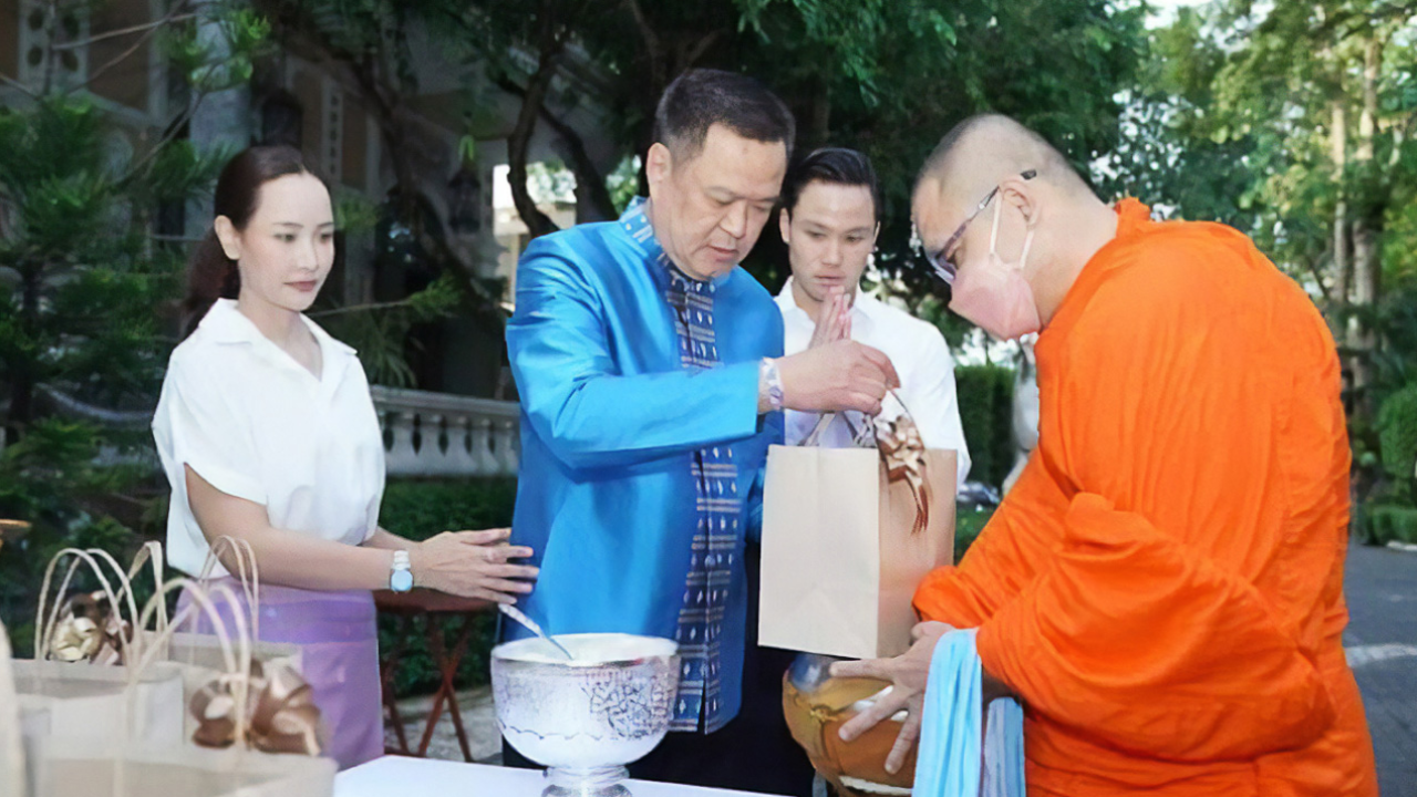 “อนุทิน” พา ครอบครัวทำบุญวันเกิดครบ 56 ปี ขอของขวัญให้ไทยรุ่งเรือง