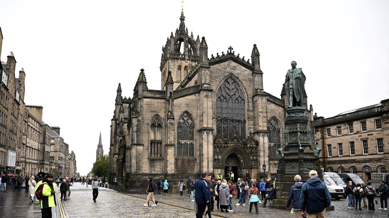 ฝูงชนนับหมื่นต่อคิวข้ามคืน รอสักการะพระบรมศพควีนที่เอดินบะระ