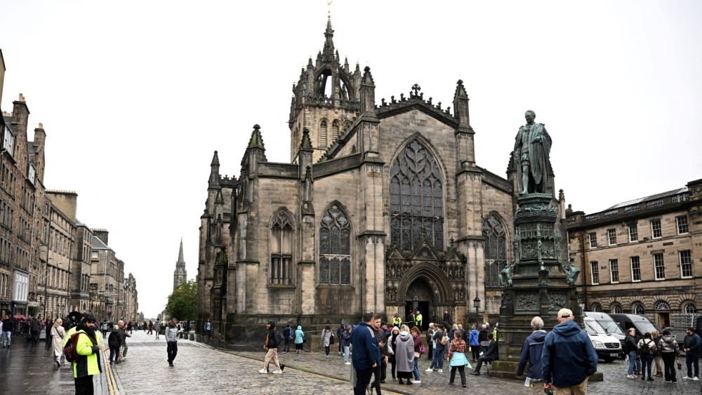 ฝูงชนนับหมื่นต่อคิวข้ามคืน รอสักการะพระบรมศพควีนที่เอดินบะระ