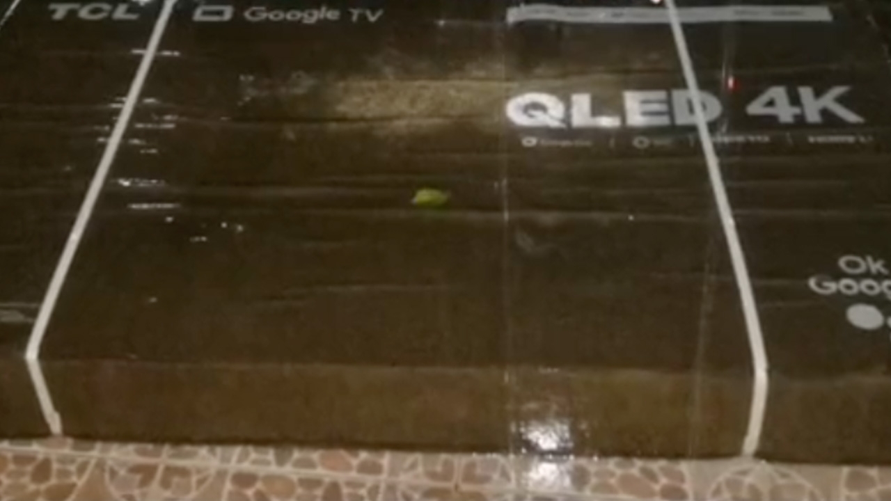 เจอแบบนี้ใครไม่ช็อก ขนส่งไม่โทรแจ้ง วางทีวีไว้หน้าบ้าน ฝนตก เปียกทั้งกล่อง