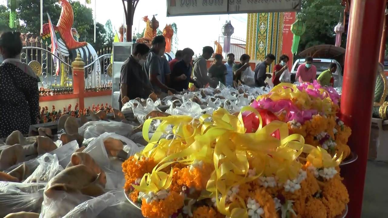 คนสมหวัง ขนหัวหมู 200 หัว มาแก้บน "หลวงพ่อเคลือบ" คอหวยดีใจได้ "เลขเด็ดงวดนี้"