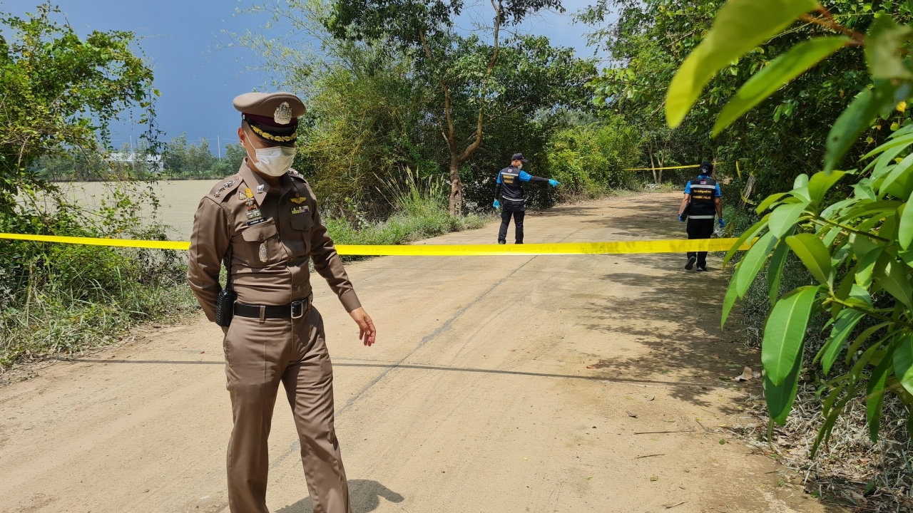 ฆ่ารัดคอสาว ทิ้งศพในสระน้ำ ตายแล้ว 3 วัน ตร.เร่งสอบ คาดเหตุฆาตกรรม