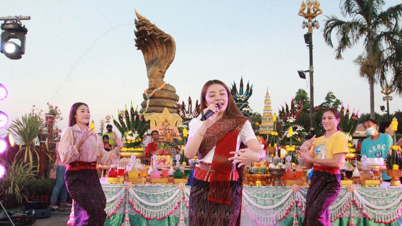 งานปังข้ามปี "หมอลำชื่อดัง" มารำแก้บน "องค์พญานาค" คอหวยไม่พลาด "เลขเด็ดงวดนี้"