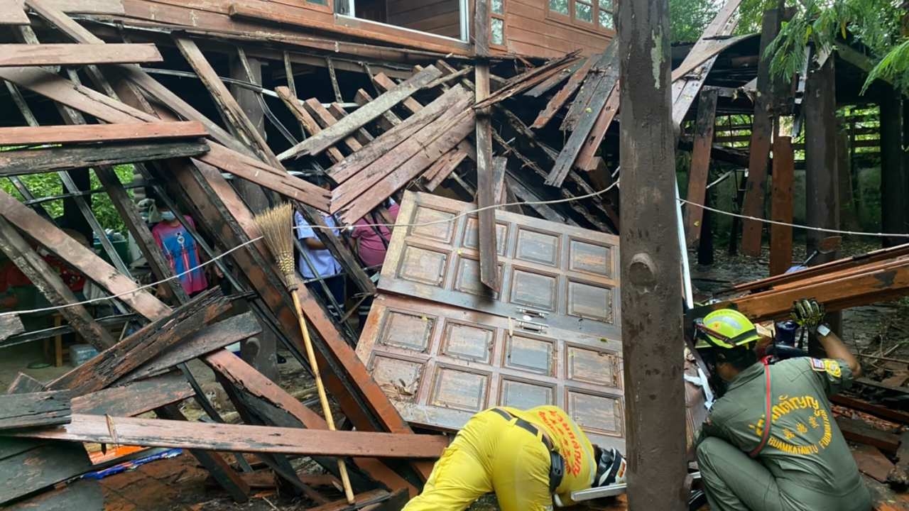 ป้าวัย 58 ขี่จยย.ไฟฟ้าออกจากบ้าน ชนเสาค้ำนอกชานถล่มทับโชคดีไม่ตายแค่เจ็บ 