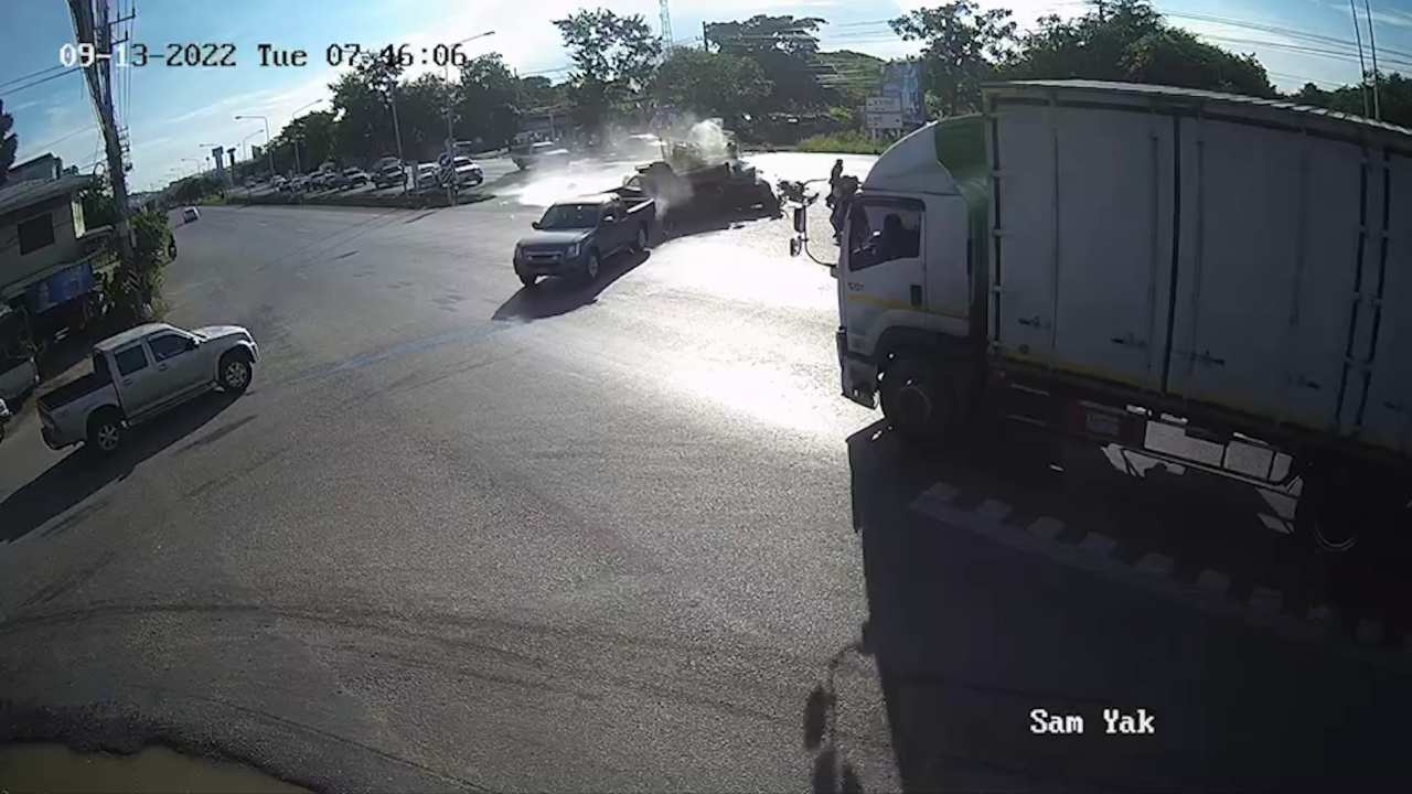 กระบะเสียหลักชนรถขนน้ำมันดีเซลรอยูเทิร์น 6 คันเจ็บ 4 คาแยกเขื่อนปราณบุรี 