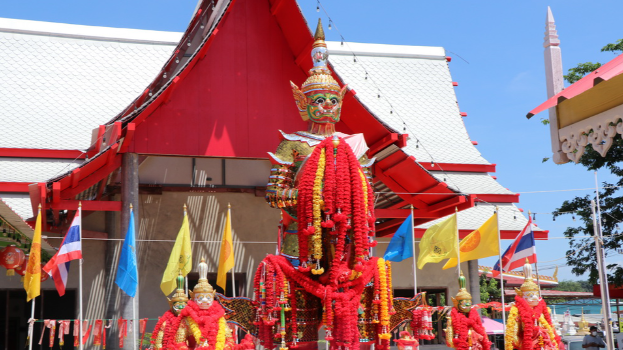 คอหวยคึกคัก แห่ส่อง “เลขเด็ด” หางประทัด “ท้าวเวสสุวรรณ” วัดสนามชัย