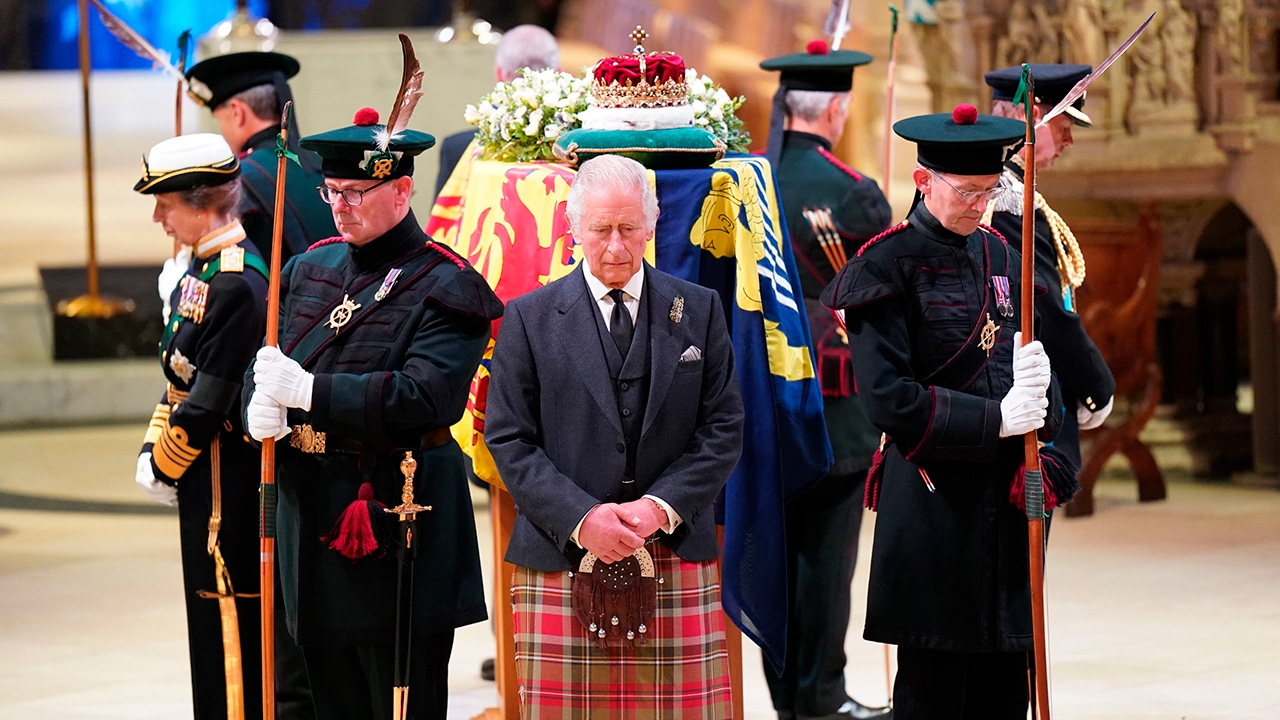 เฝ้าหีบพระศพ ควีนเอลิซาเบธ กษัตริย์ชาร์ลส์ที่ 3 ตาม “ราชประเพณี”