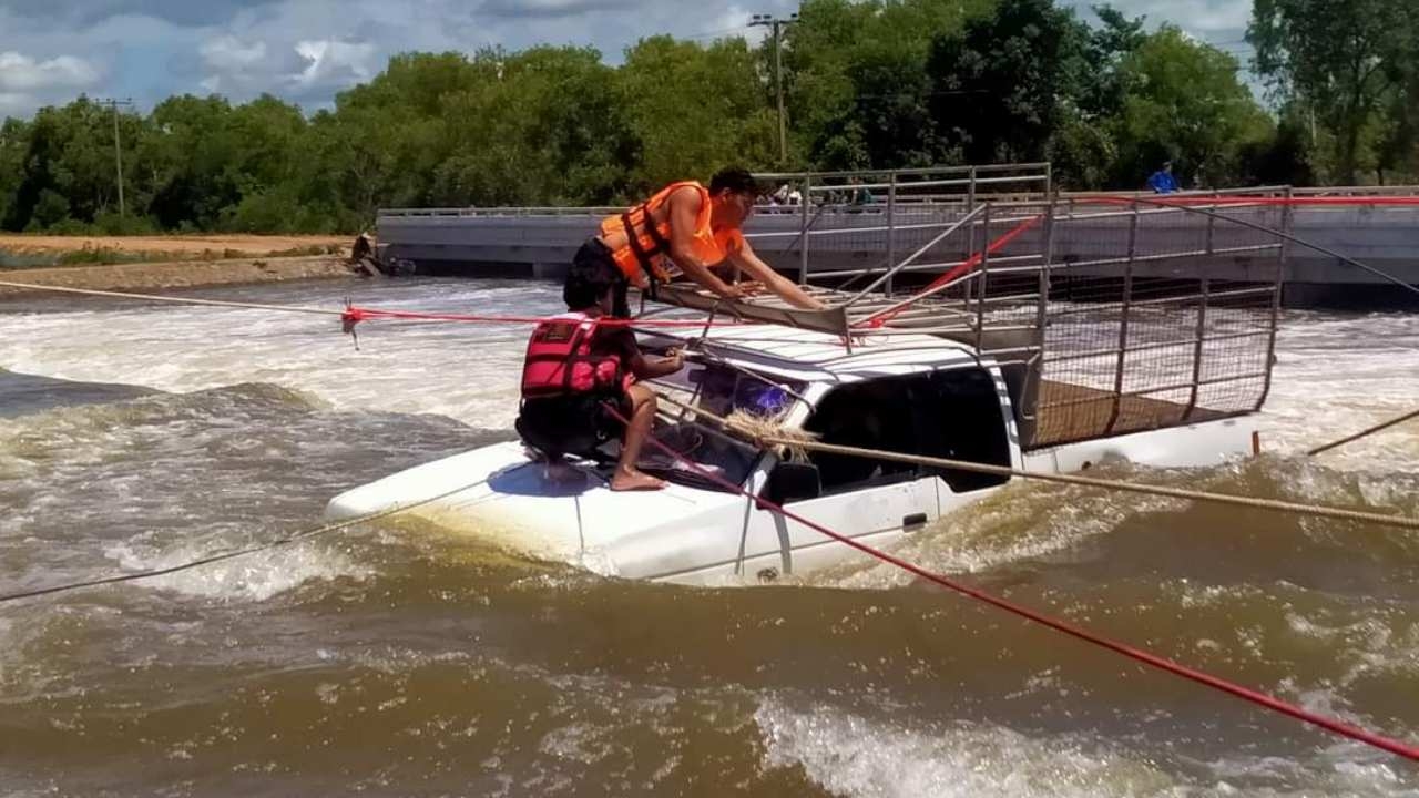 ตายายขับกระบะข้ามฝายน้ำล้น น้ำพัดรถเกือบตกคลอง กู้ภัยช่วยออกจากรถได้ทัน