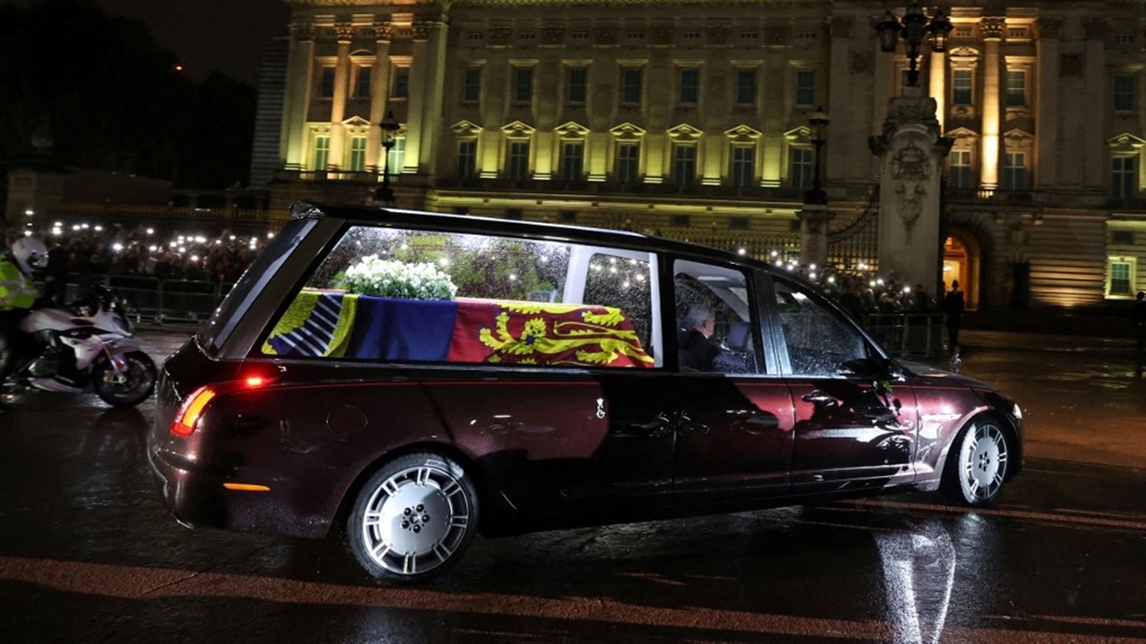 พระบรมศพควีนถึงวังบักกิงแฮม เจ้าหญิงแอนน์ปีติได้ร่วมเดินทางครั้งสุดท้าย