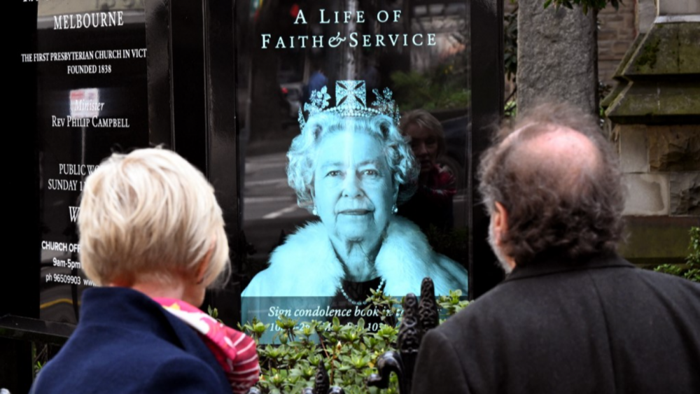 เผยพระบรมศพควีนเอลิซาเบธที่ 2 จะถูกฝังพร้อมเครื่องประดับเรียบง่ายเพียง 2 ชิ้น