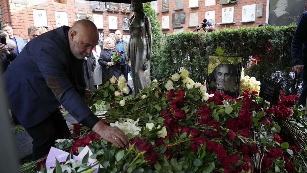 ชาวรัสเซียร่วมพิธีศพ ‘มิคาอิล กอร์บาชอฟ’ อำลาครั้งสุดท้าย แต่ไร้เงาปูติน