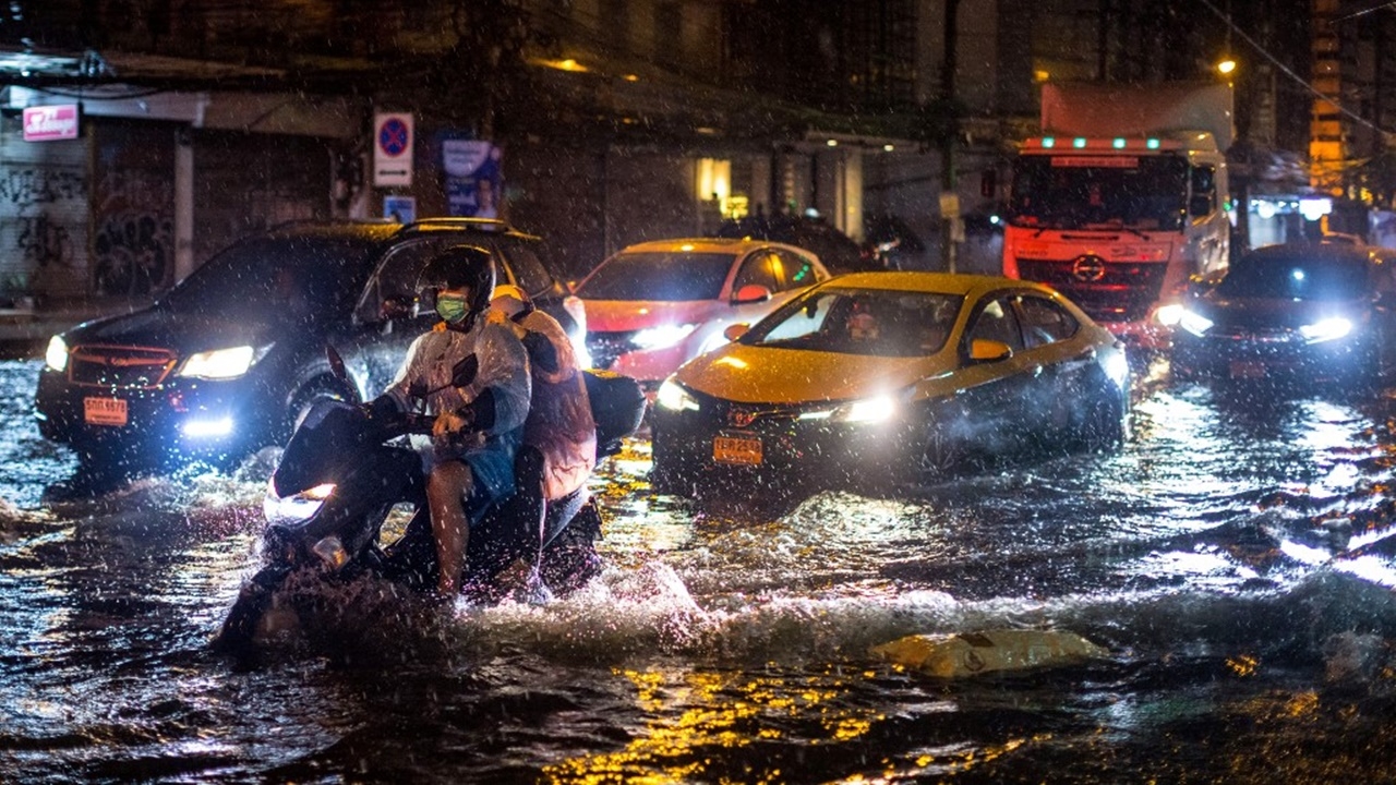 สภาพอากาศวันนี้ ไทยมีฝนตกหนักบางแห่งทั่วประเทศ ระวังน้ำท่วมฉับพลัน