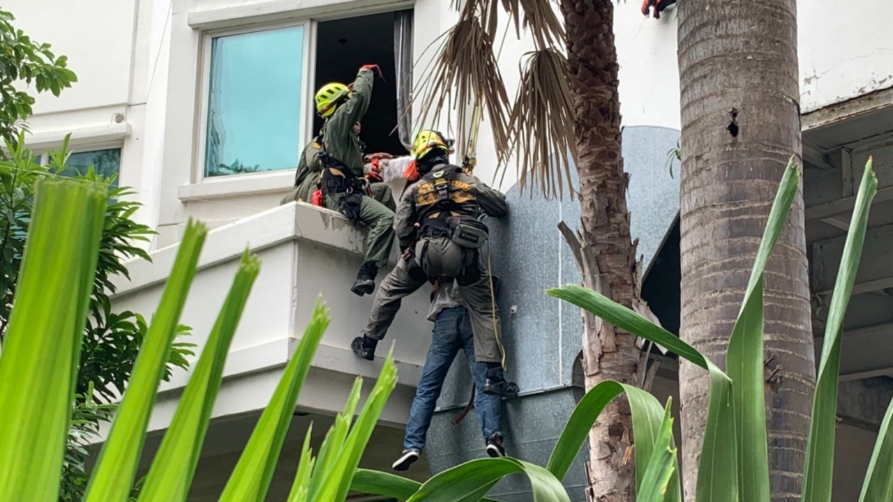 โจรชะตาขาด ปีนลักทรัพย์โรงแรม พลาดเตะลวดไฟฟ้า ถูกไฟดูดตายคาที่