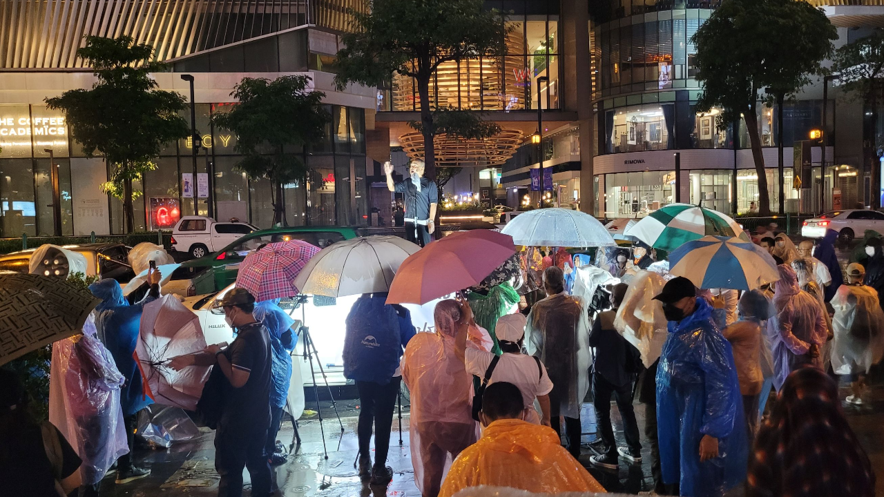 ฝนถล่ม เวทีม็อบ "จตุพร-ทนายนกเขา" ย้ำ แตกหัก วันศาลวินิจฉัย ปมนายกฯ 8 ปี