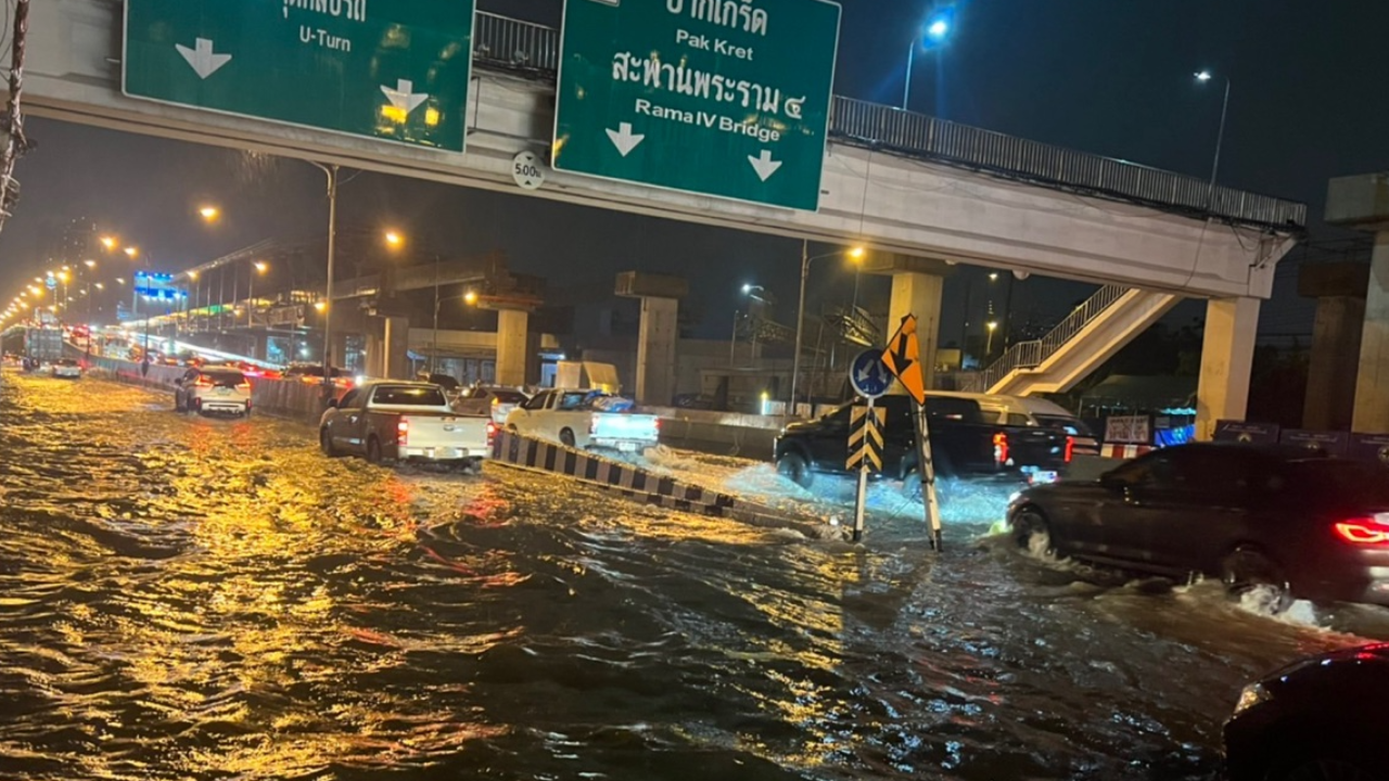 "ปากเกร็ด" ฝนถล่มกว่า 3 ชม. "ถ.แจ้งวัฒนะ" จม รถติดยาวเหยียดถึงหลักสี่