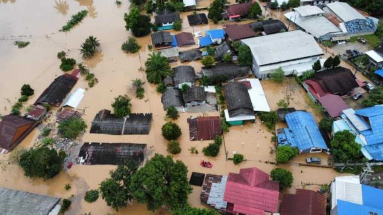 สภาพอากาศวันนี้ เตือน "กทม.-61 จว." รับมือฝนถล่ม ระวังน้ำท่วม-น้ำป่า