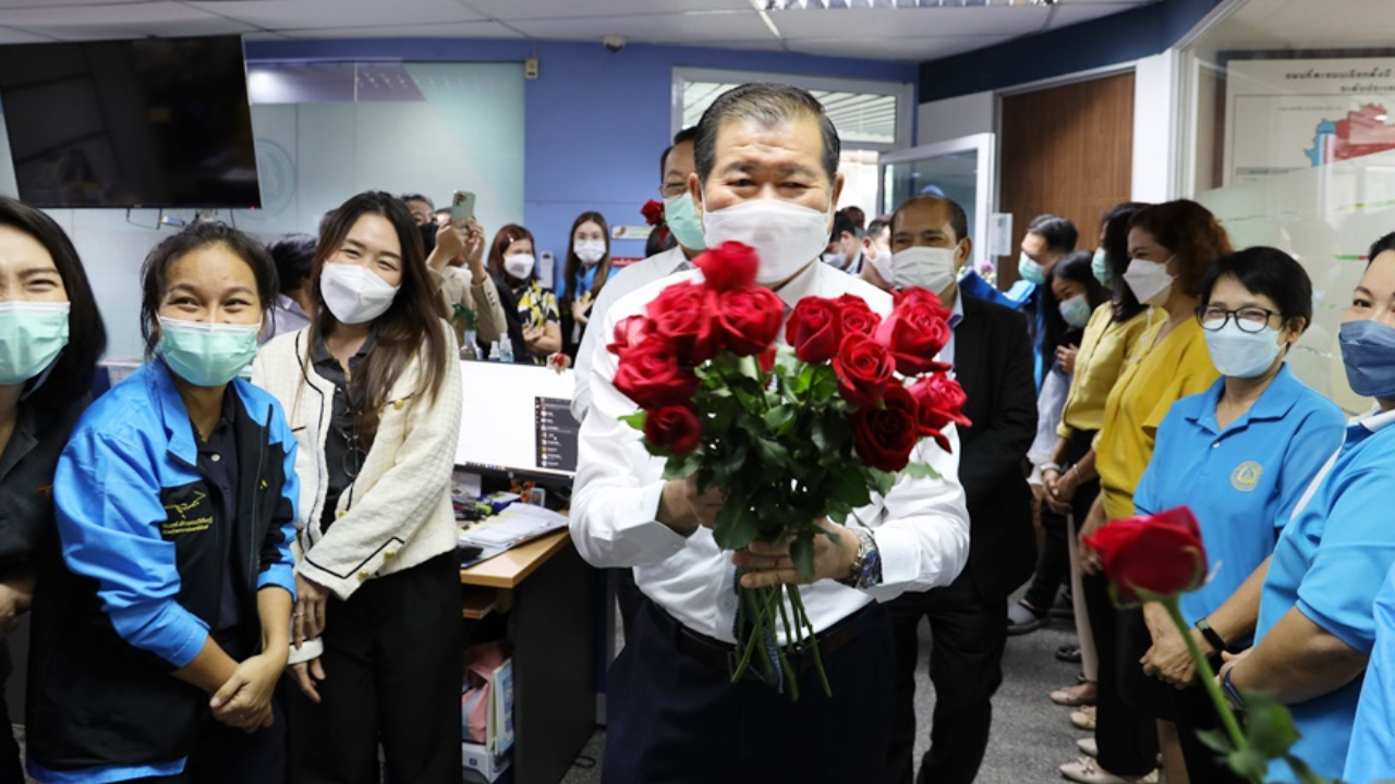ปชป.มอบดอกไม้-ให้กำลังใจ “นิพนธ์" หลังลาออก เชื่อมั่น ในความบริสุทธิ์