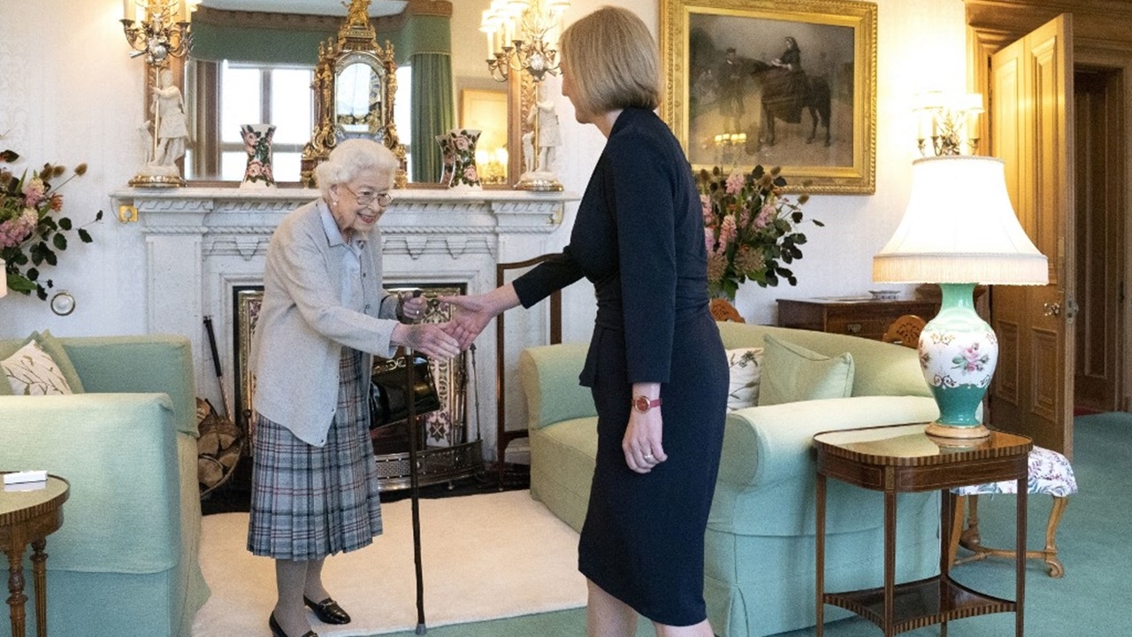 ควีนเอลิซาเบธที่ 2 แต่งตั้ง “ลิซ ทรัสส์” เป็นนายกรัฐมนตรีอังกฤษคนใหม่