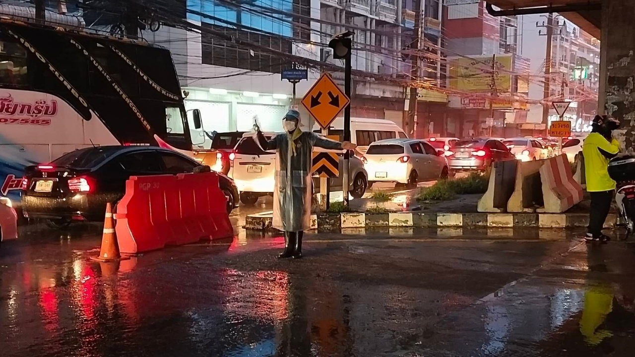 ฝนตกหนัก พัน.ร.มทบ.11 ไม่ท้อ ส่งกำลังพลช่วย ปชช.เดินทางกลับบ้านอุ่นใจ