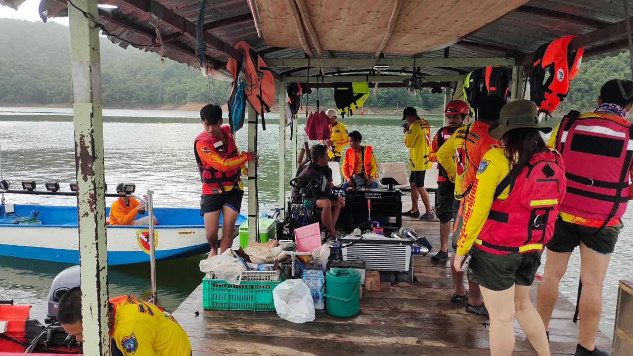 เร่งค้นหาศพหนุ่มแสวงบุญ ถูกคลื่นซัดเรือ จมน้ำเขื่อนศรีนครินทร์
