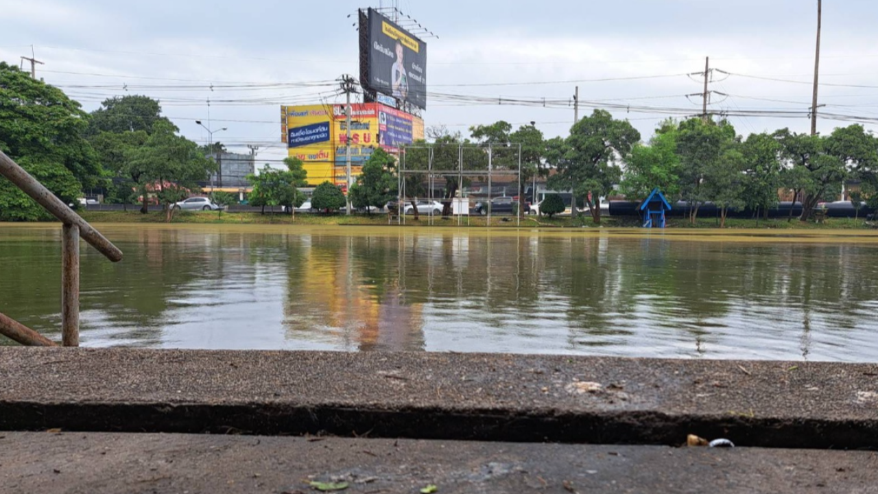 รังสิตลุ้น น้ำใกล้ล้นคลอง บิ๊กแจ๊สโวย เครื่องสูบน้ำกรมชลฯ เจ๊งไม่ยอมซ่อม 