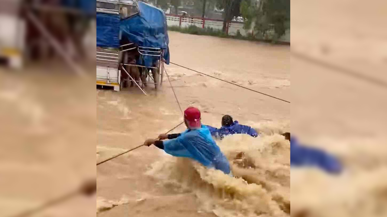 ระทึก รถรับส่งนักเรียนถูกกระแสน้ำพัด เด็กติดในรถ 9 ชีวิต เร่งช่วยทุลักทุเล (คลิป)