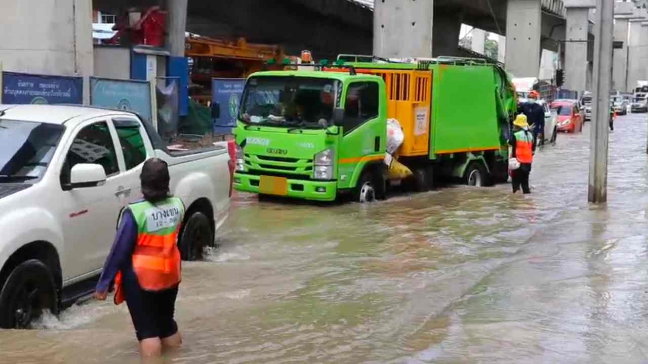 วงเวียนบางเขน ยังมีน้ำท่วมขัง ผู้ใช้รถใช้ถนนยังคงสัญจรลำบาก (คลิป)