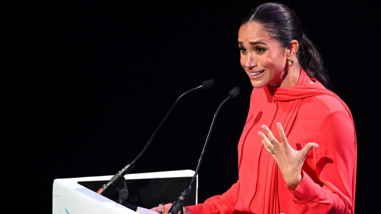 ผู้เชี่ยวชาญจวก เมแกนพูดแต่เรื่องตัวเอง ขณะกล่าวสุนทรพจน์ต่อผู้นำเยาวชน