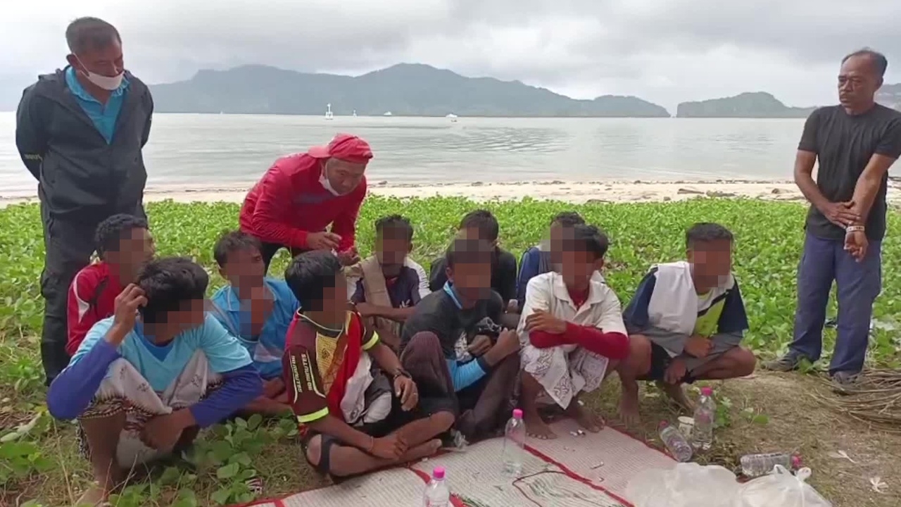 ช่วย 10 ชายชาวโรฮีนจาลอยคอในทะเล อ้างโดดจากเรือเพื่อลดความแออัด