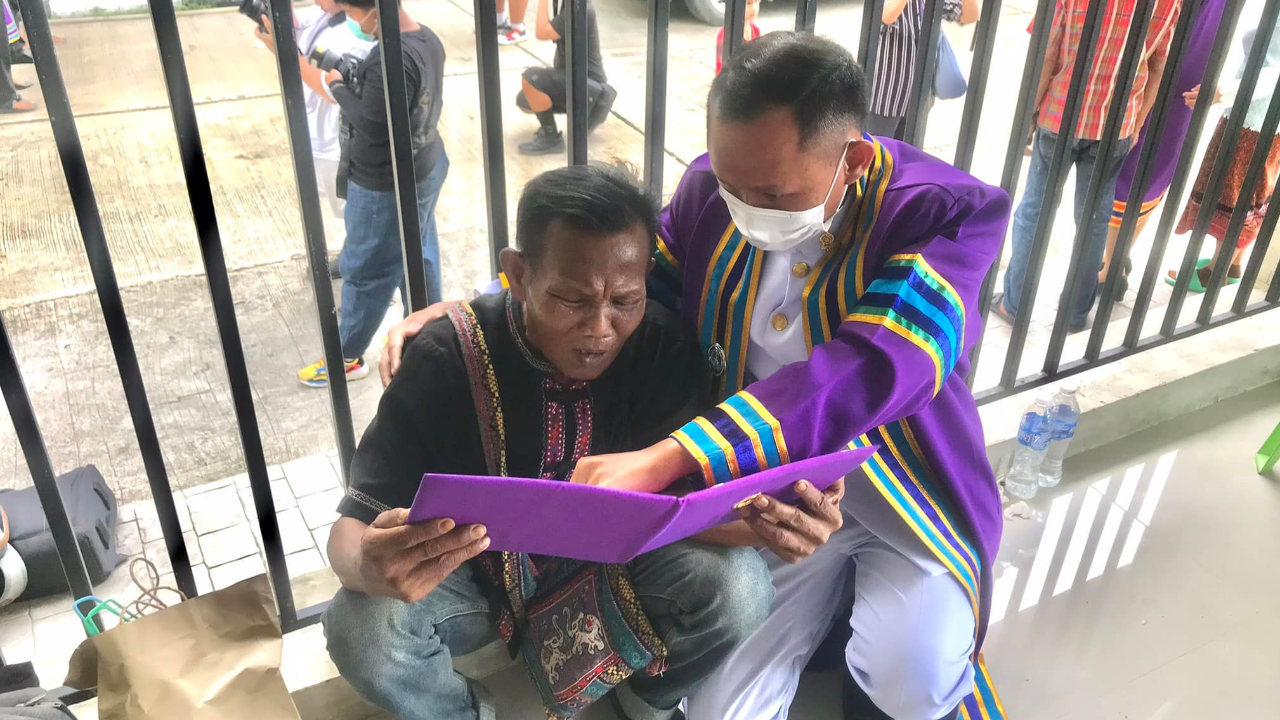 น้ำตาซึม ลูกชี้ให้พ่อดูชื่อบนใบปริญญา เล่าเรื่องสุดซึ้งกว่าจะมีวันนี้ไม่ง่าย