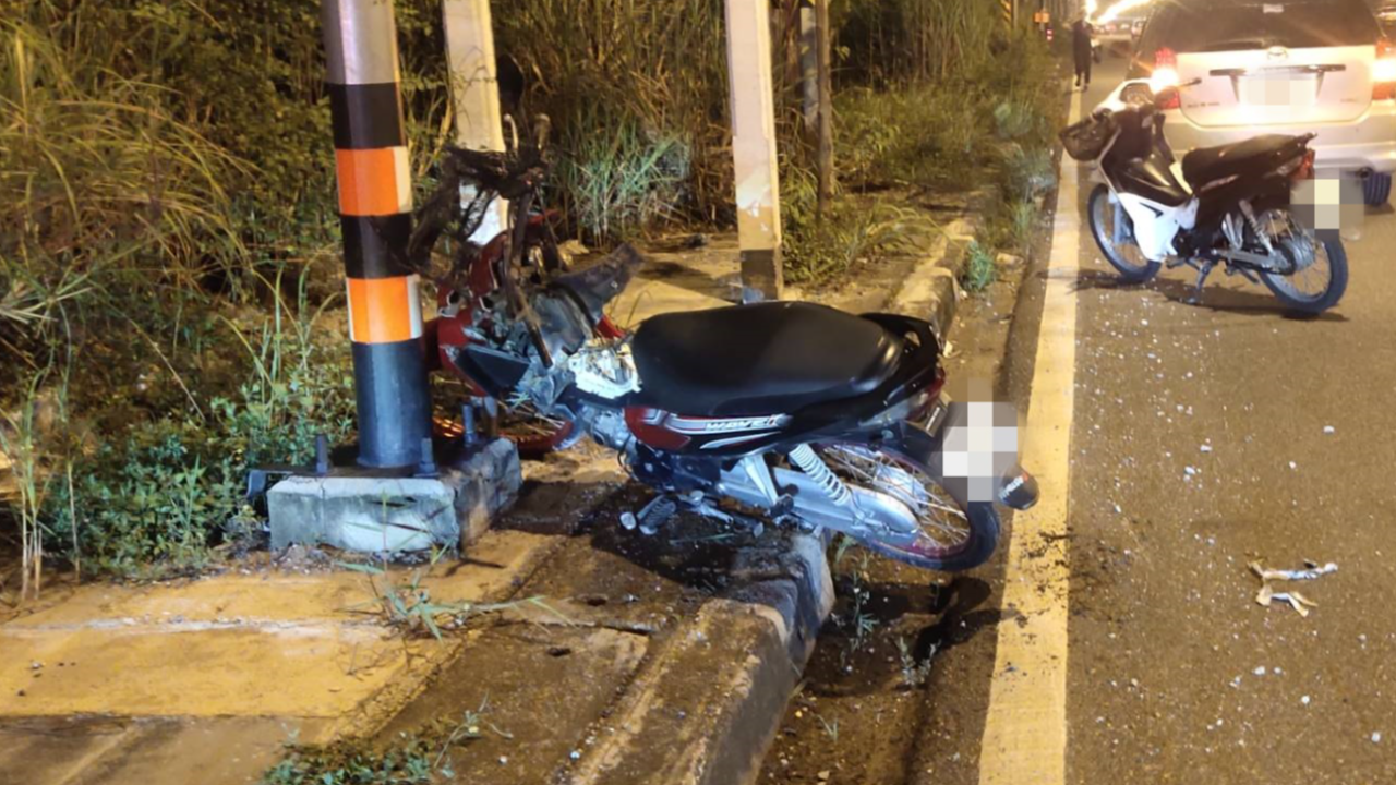 สลด ม.3 บิด จยย.แซงเพื่อน ชนฟุตปาท-หัวโหม่งเสาไฟ คอหักดับสนิท