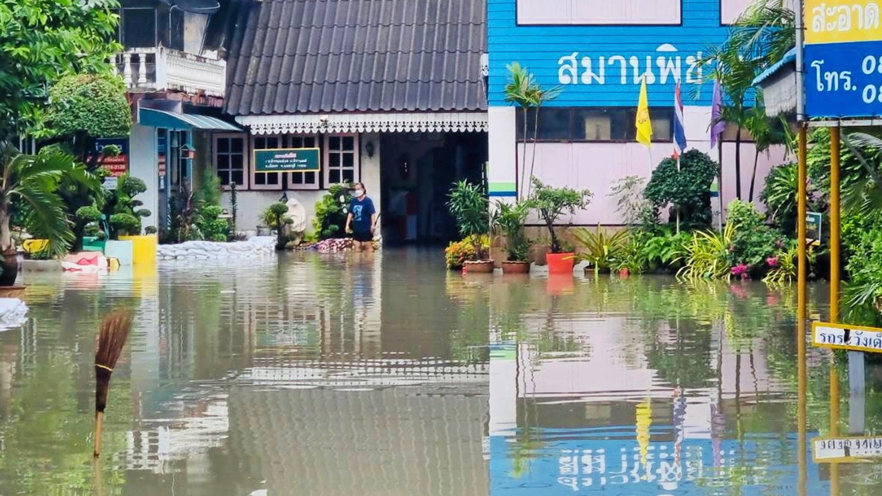 ฝนถล่มหนัก ทําเมืองนนท์จม ท่อตันท่วมโรงเรียน พิษก่อสร้างรถไฟฟ้า