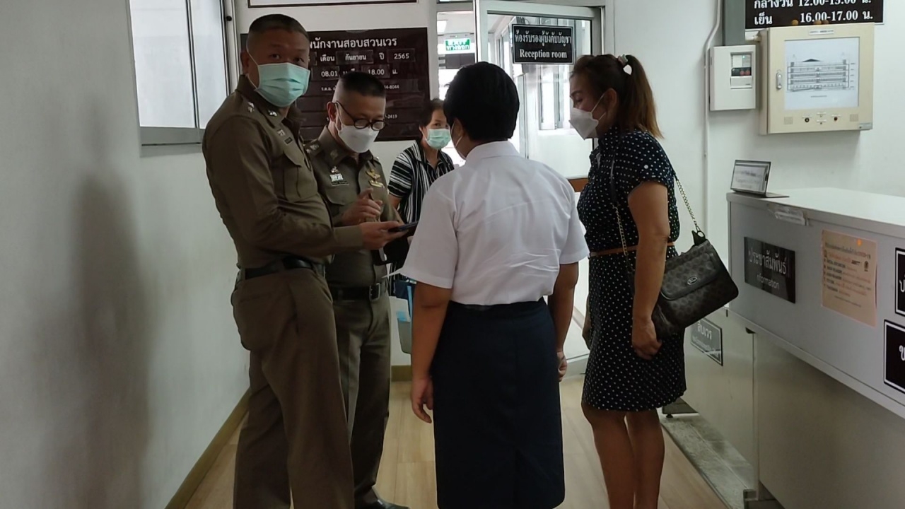 แฟนหนุ่มเจ๊นุช ย่องมอบตัว โดนแจ้ง 3 ข้อหา ทหารหญิงยื่นค้านประกันตัว