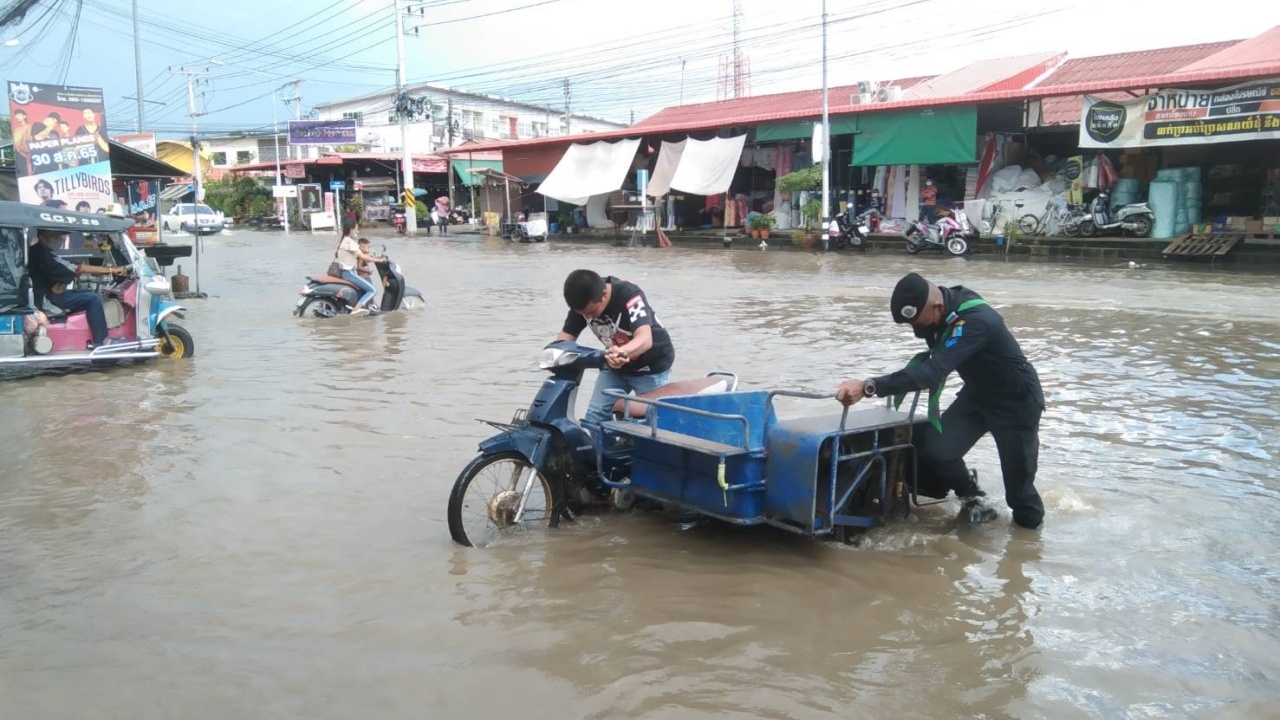 ฝนถล่มหนักสระแก้ว ทำตลาดโรงเกลือท่วม พ่อค้าแม่ค้าเร่งขนของหนีน้ำ