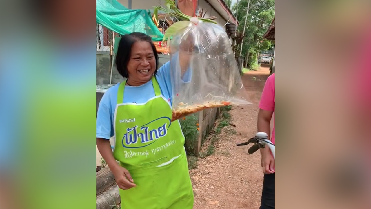 ไวรัลสุดฮา ขายส้มตำมิติใหม่  แม่ค้าจัดให้ "ถุงใหญ่พิเศษ" ทำลูกค้าขำหนักมาก