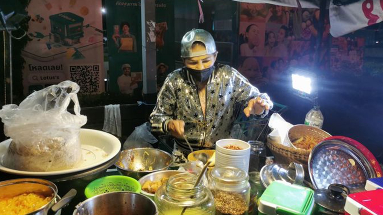 อดีตที่เคยดัง อ้อยใจ แดนอีสาน ผันตัวเป็นแม่ค้าข้างถนน หาเงินเลี้ยงหมาจรจัด