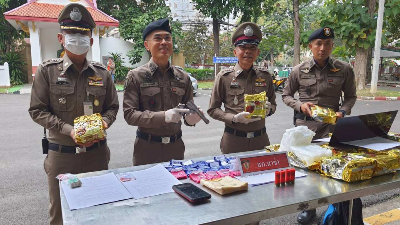 จับแล้ว "เบนซ์ บ้านดู่" หัวหน้าแก๊งรับจ้างขนยา ส่งไอซ์ 18 กก.เข้ากทม.