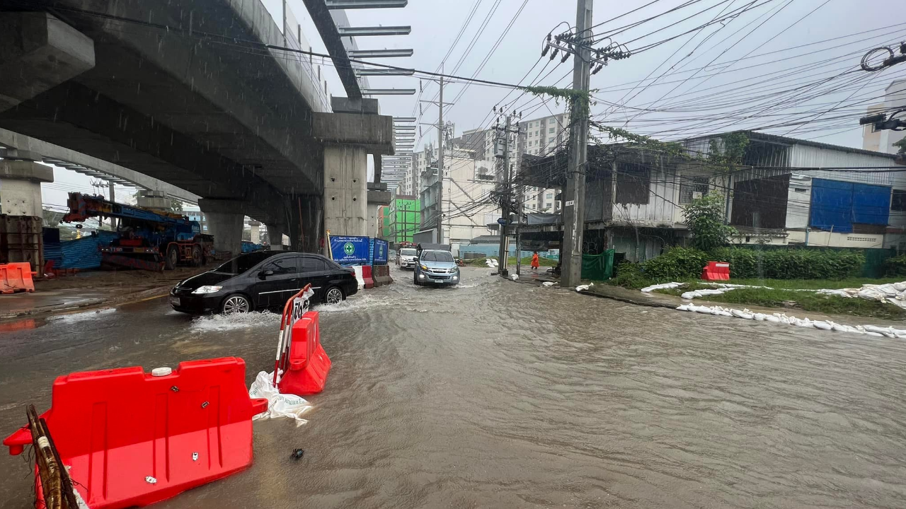 ฝนเทกระหน่ำ "วงเวียนบางเขน" น้ำท่วมขังอีกครั้ง แจ้งประชาชนเลี่ยงเส้นทาง