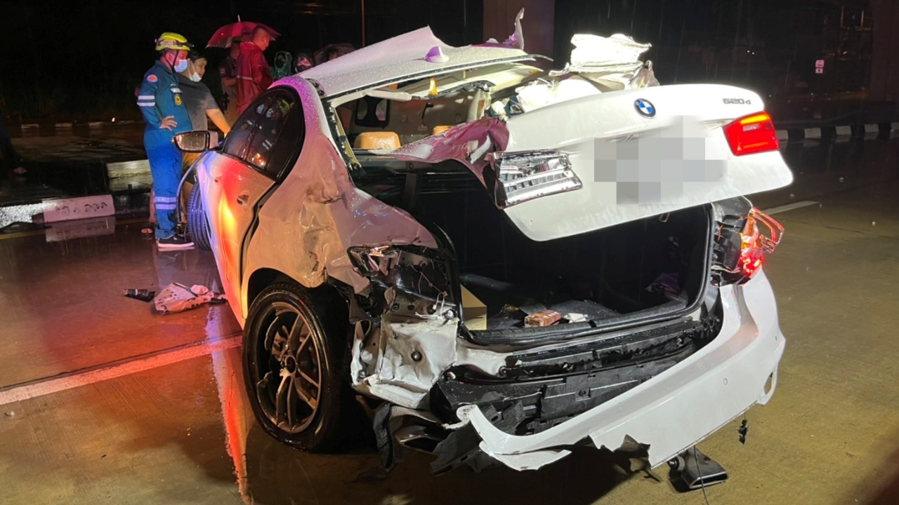 เก๋ง BMW เสยท้ายหกล้อ-เสียหลักพุ่งชนรถพ่วง เจ็บ 2 ตายคาซาก 1