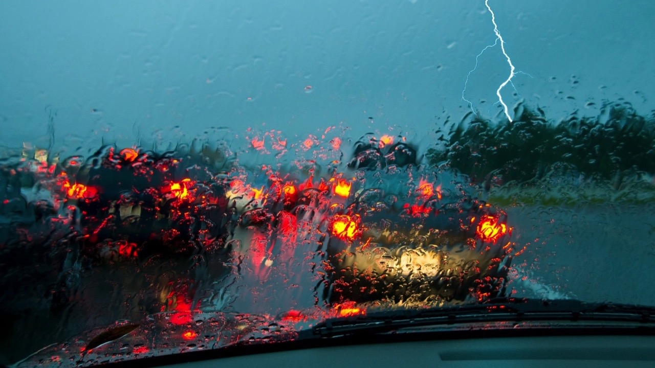 วิธีขับและดูแลรถยนต์ ในช่วงฝนตกหนัก
