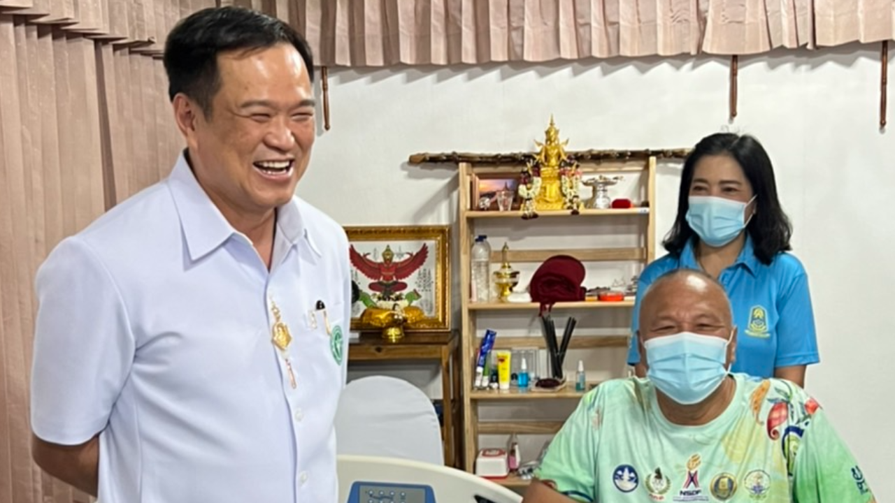 เพื่อนซี้ วปอ. “อนุทิน” เยี่ยมแม่ทัพภาค 4 ถึงบ้านพักทหาร อาการดีขึ้น