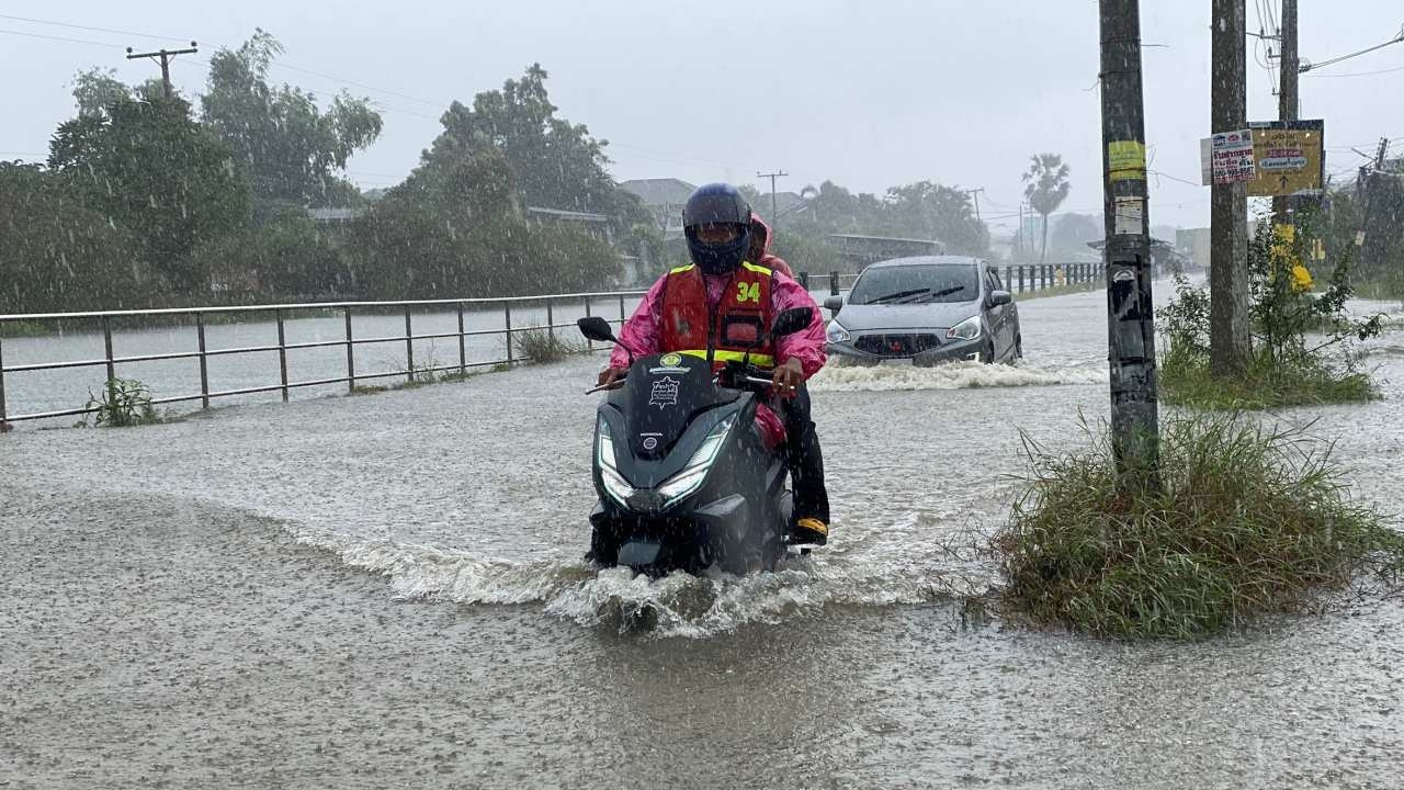 ปทุมธานีฝนถล่มน้ำนองตามถนนและสี่แยก ลำลูกกาบางช่วงท่วมสูงรถวิ่งไม่ได้ 