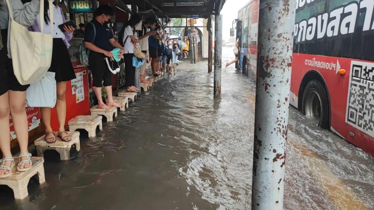 น้ำท่วมเป็นเหตุ มหาวิทยาลัย - โรงเรียน ย่านรังสิต ทยอยสั่งปิดเป็นกรณีพิเศษ