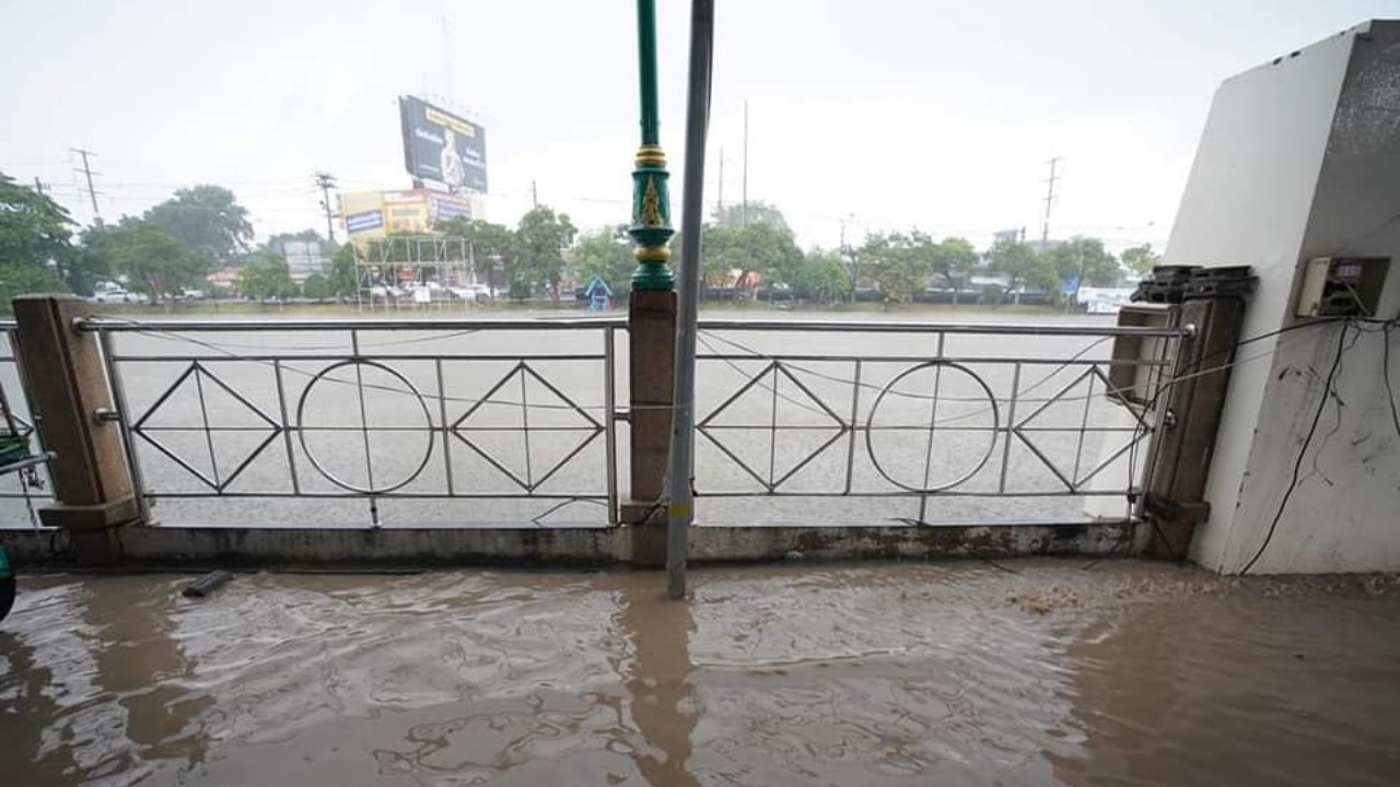 เทศบาลรังสิต ปักธงแดง แจ้งพิกัด 3 จุดจอดรถ-ตั้งศูนย์พักพิงน้ำท่วม