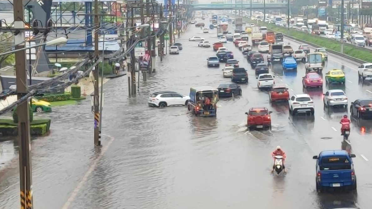 ปทุมฯ ติดธงแดง น้ำคลองรังสิตใกล้ล้น-พหลโยธินท่วมสูง 40-50 ซม.