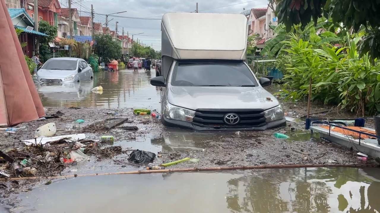 ฝนถล่มทำหลายจุดที่ อ.บางพลีและบางบ่อเจอน้ำท่วม เหตุทะเลหนุนระบายไม่ทัน