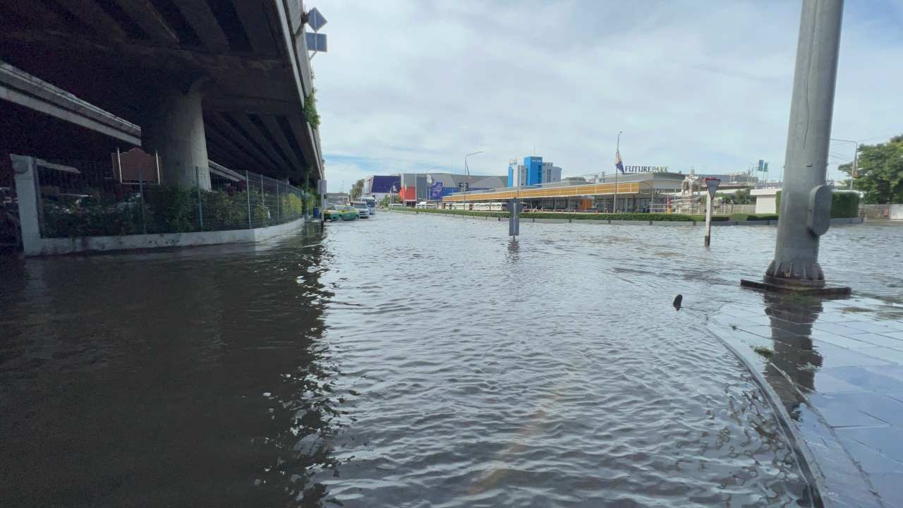 คลองรังสิตประยูรศักดิ์ยังวิกฤติ คลองหนึ่งเริ่มแห้ง คลองสองยังน้ำท่วมบ้าง